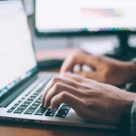 digitando teclado