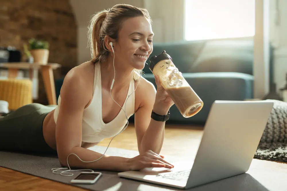 Como economizar na compra de suplementos sem abrir mão da qualidade 1 Whey Protein mulher