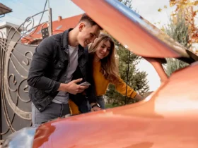 Casal vendo carro