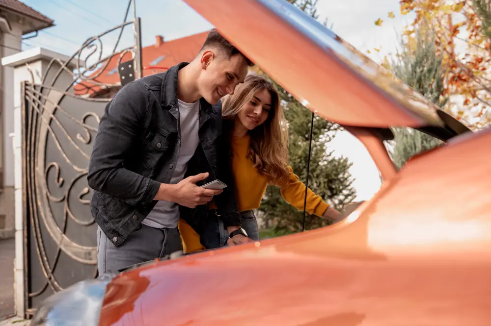 Como planejar a manutenção de uma propriedade e seus veículos 1 Casal vendo carro
